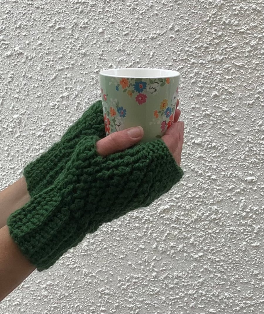 FINGERLESS MITTS , gloves ' Erme Trail '. Soft Wool blend. Leaf green.