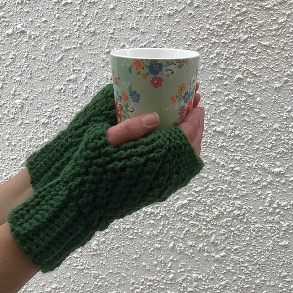 FINGERLESS MITTS , gloves ' Erme Trail '. Soft Wool blend. Leaf green.