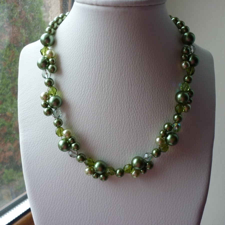 SHADES OF GREEN, PEARL AND CRYSTAL NECKLACE. 357