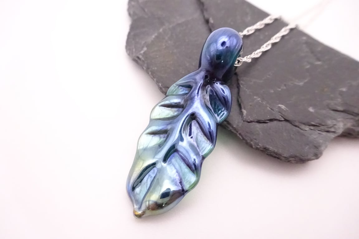 metallic green leaf pendant necklace