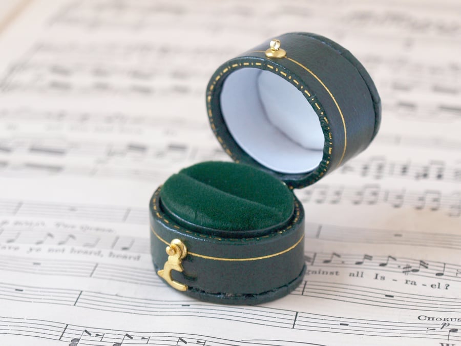 Vintage style velvet clearance ring box