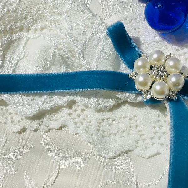 GENIVIEVE Vintage Style ivory & blue Lace Garter