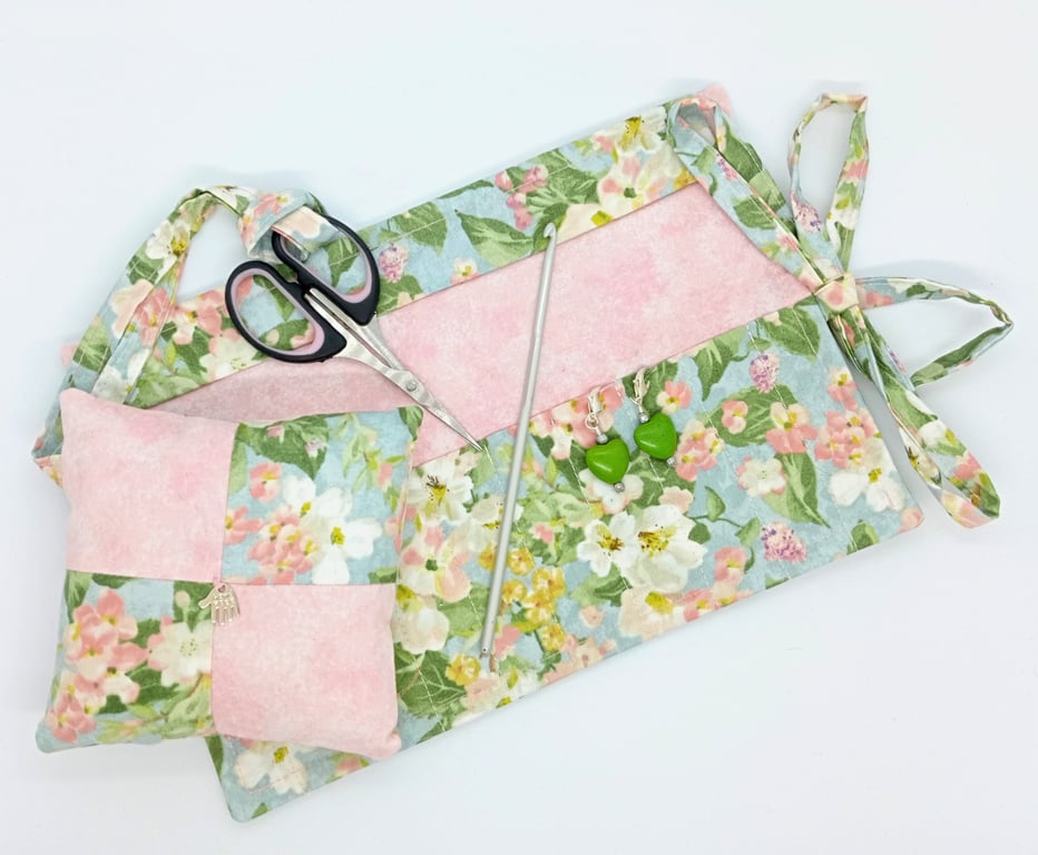 Crochet hook wallet with accessories 