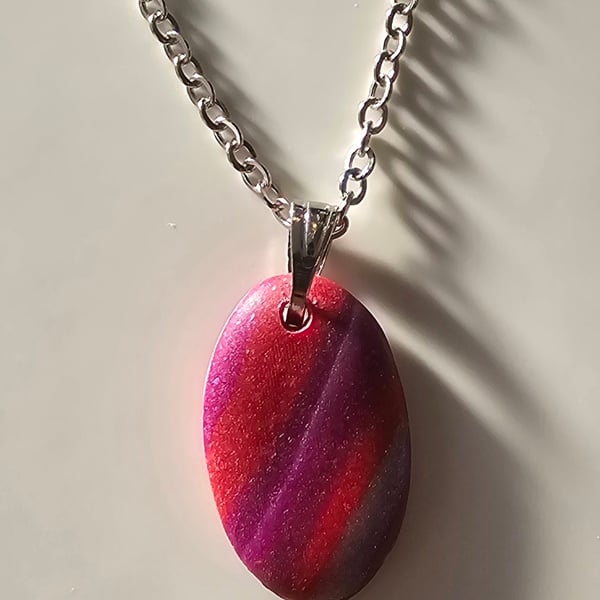 Oval pink pattern necklace