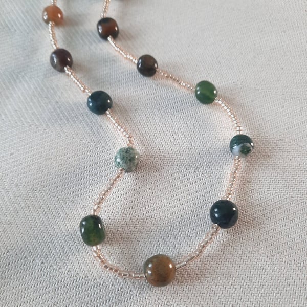 Agate pebble and glass beaded necklace, 17.5 to 19.5 inches