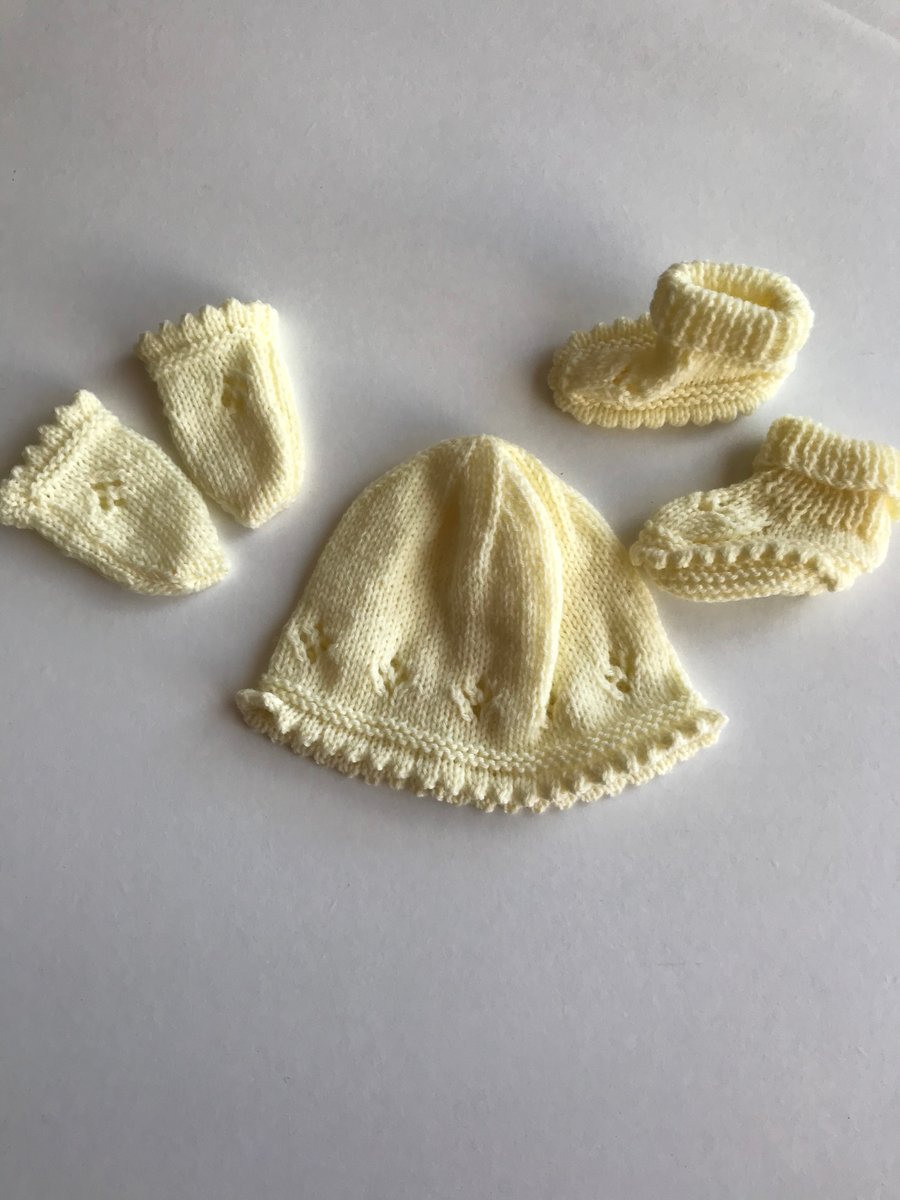 Newborn baby hat, bootees and mittens