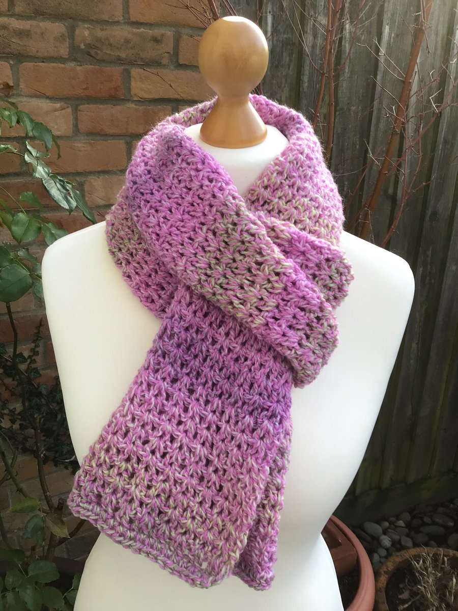 Cosy acrylic scarf in pink marble mix
