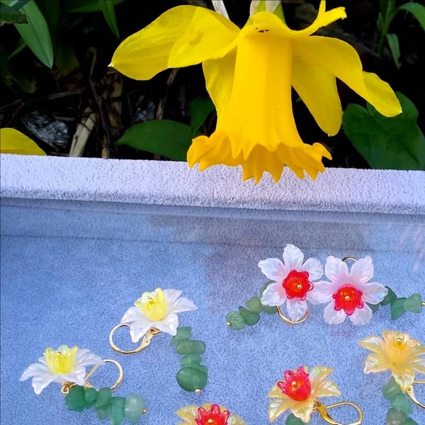 Lucite Daffodil & Aventurine Gold Plated Leverback Earring