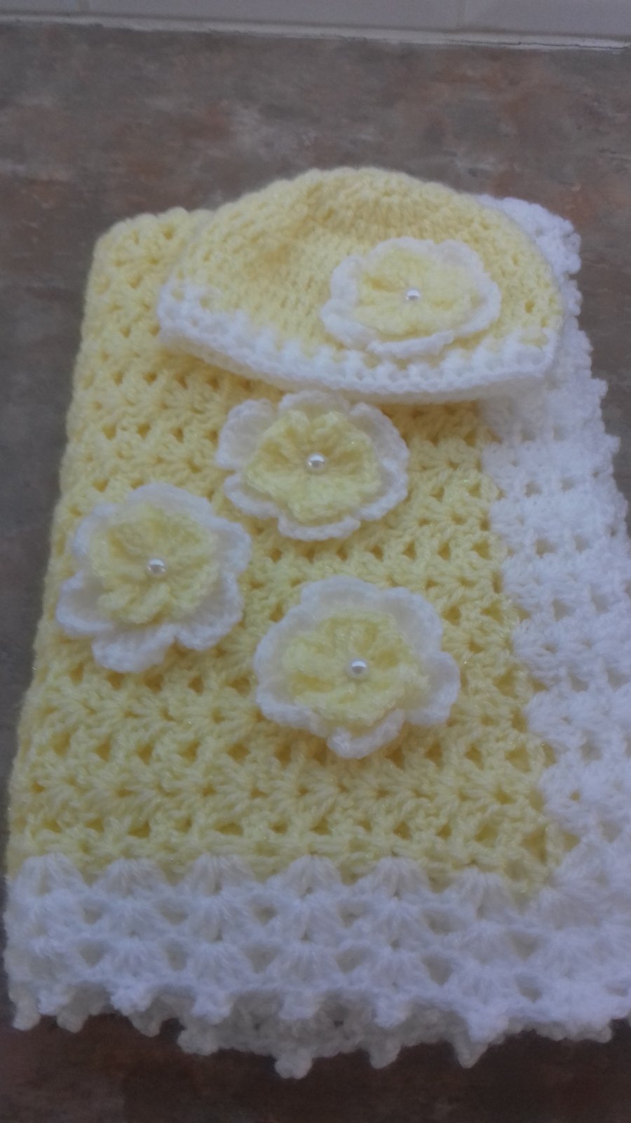 New born baby girl crochet blanket and hat with flowers and pearls