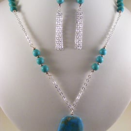 Turquoise Magnesite and Wood Jewellery Set.