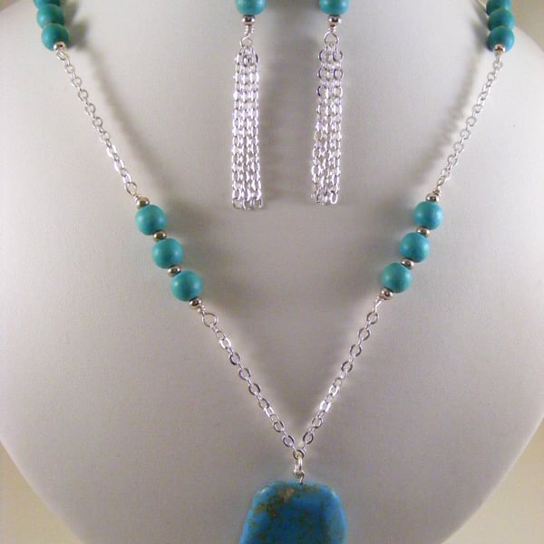 Turquoise Magnesite and Wood Jewellery Set.