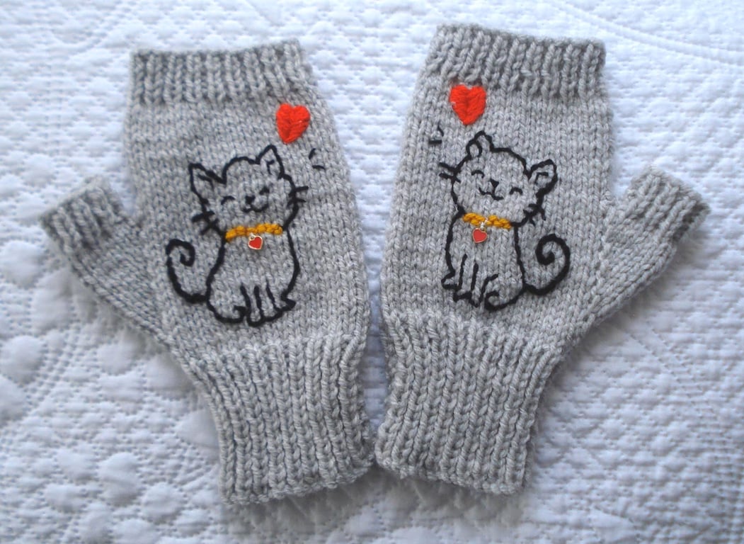Hand Knitted Grey Gloves With Embroidered Cat With Yellow Collar (J145)