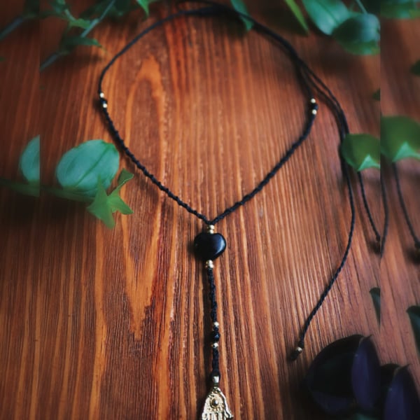 Necklace with onyx and Hamsa hand brass char