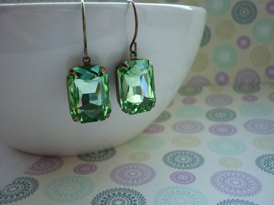 PERIDOT GREEN AND PATINA BRASS OCTAGON RHINESTONE EARRINGS.  968