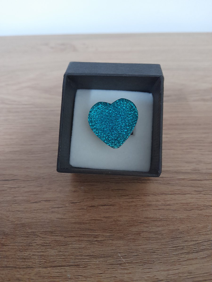 LARGE TURQUOISE AND SILVER ADJUSTABLE RING.