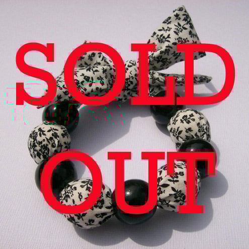 ~White and Black Floral Bracelet~