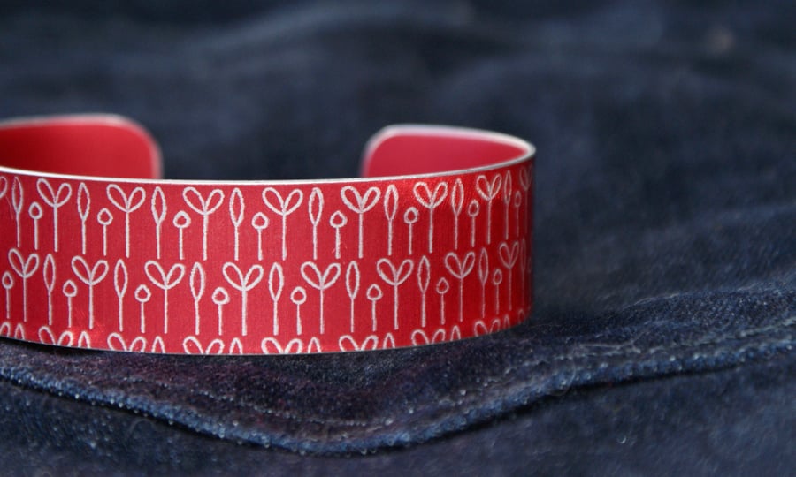 Geometric spring buds print cuff bracelet red