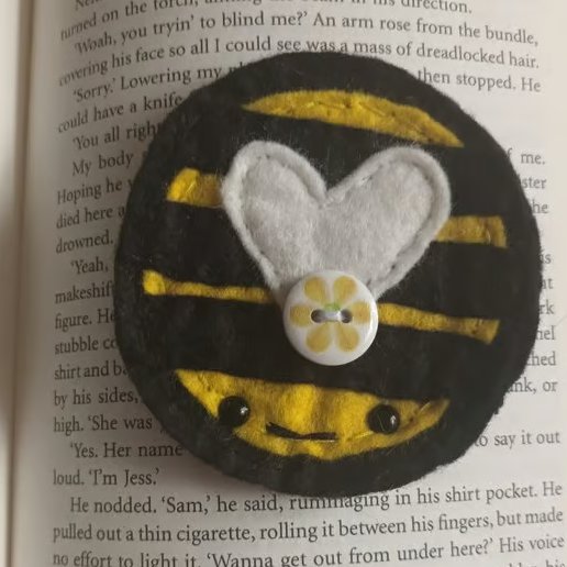 Felt Bee bookmark,bookworm gift,childrens book gift,book accessory.