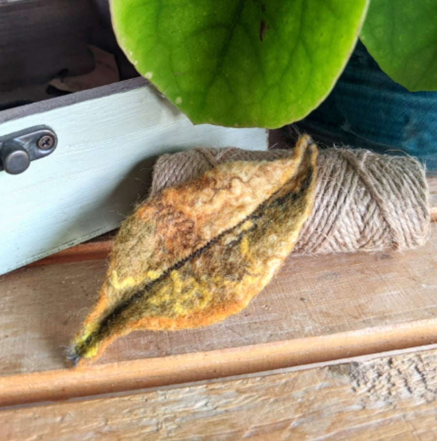 Felted leaf brooch : yellow