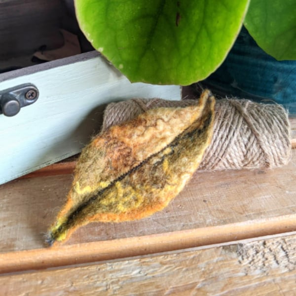 Felted leaf brooch : yellow