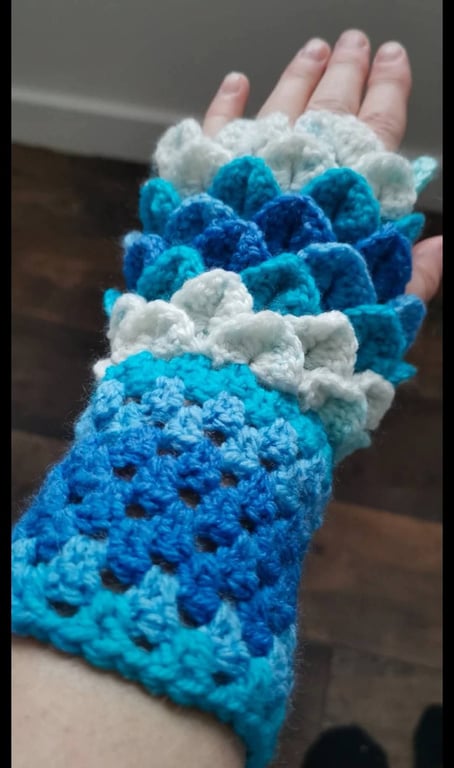 Dragonscale fingerless gloves 