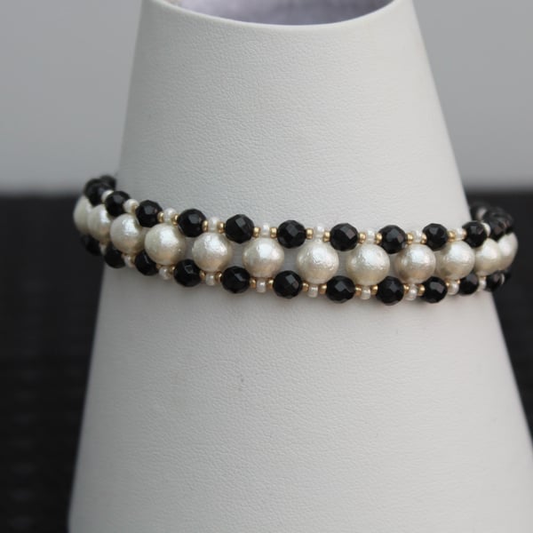 Pearl and agate black and white bracelet