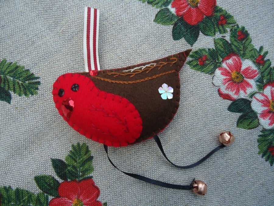 Robin Redbreast Decoration, Leaf Beak