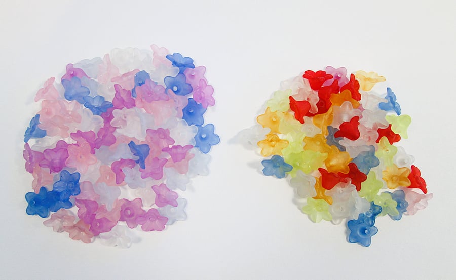 Destash lucite flower beads 2 sizes