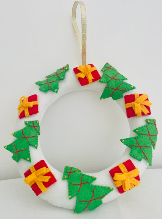 Christmas Felt Wreath - Trees and gifts 