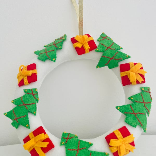 Christmas Felt Wreath - Trees and gifts 