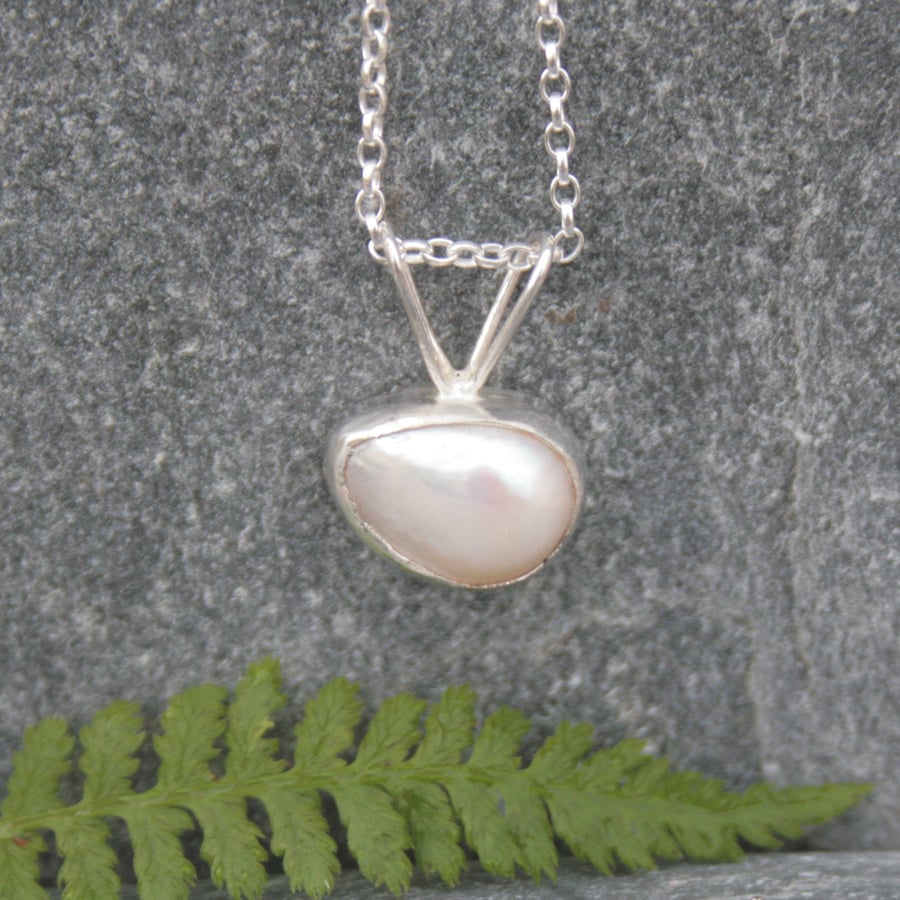 Single pearl pendant, pearl wedding jewellery, bridesmaid gift
