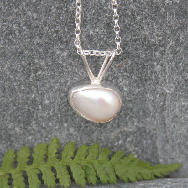 Single pearl pendant, pearl wedding jewellery, bridesmaid gift