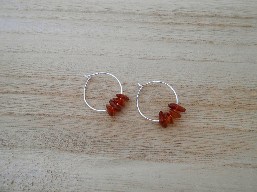 Raw amber hoop earrings in sterling silver. Ref 279