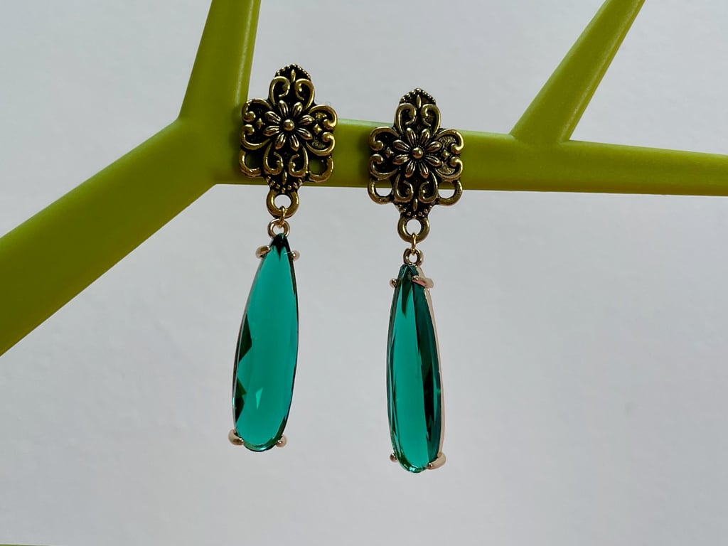 Baroque crystal drop earrings Emerald green glass beautiful retro gold