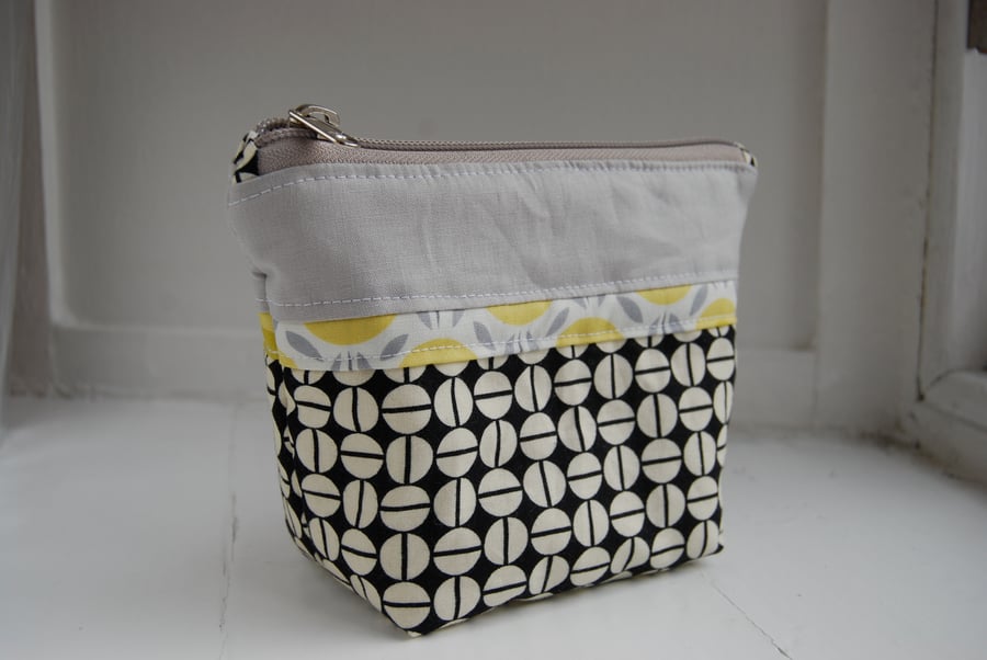 Small padded zipped bag for make up or trinkets (washable)