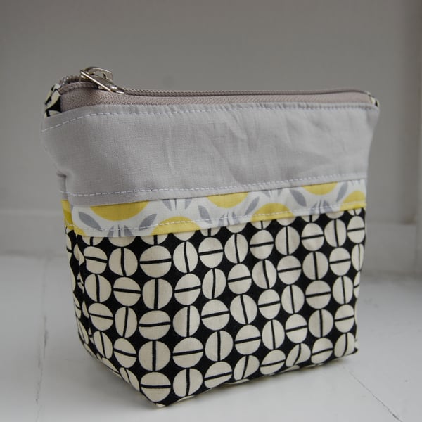 Small padded zipped bag for make up or trinkets (washable)