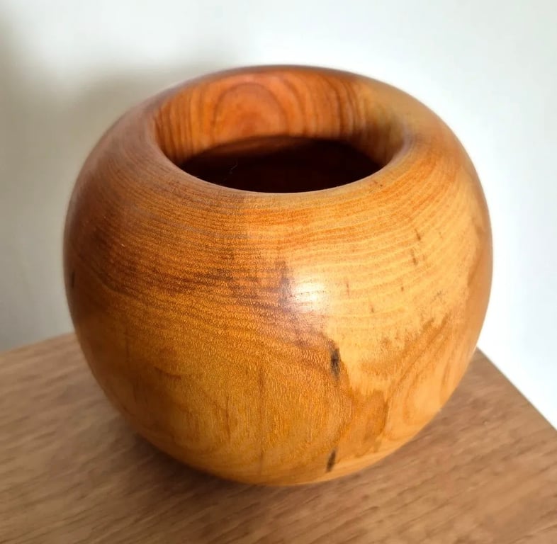 Beautiful small rounded ash vase 