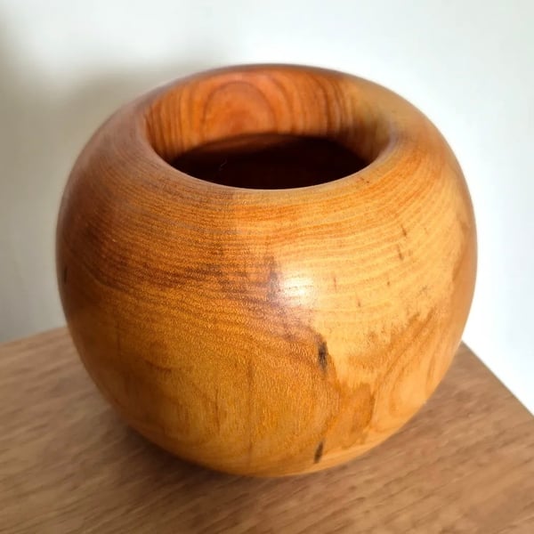 Beautiful small rounded ash vase 