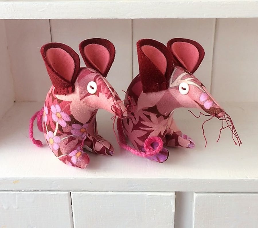 Margi a Pretty Retro Mouse in Pat Albeck Pink Italian Garden Vintage Fabric