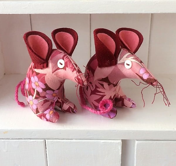 Margi a Pretty Retro Mouse in Pat Albeck Pink Italian Garden Vintage Fabric