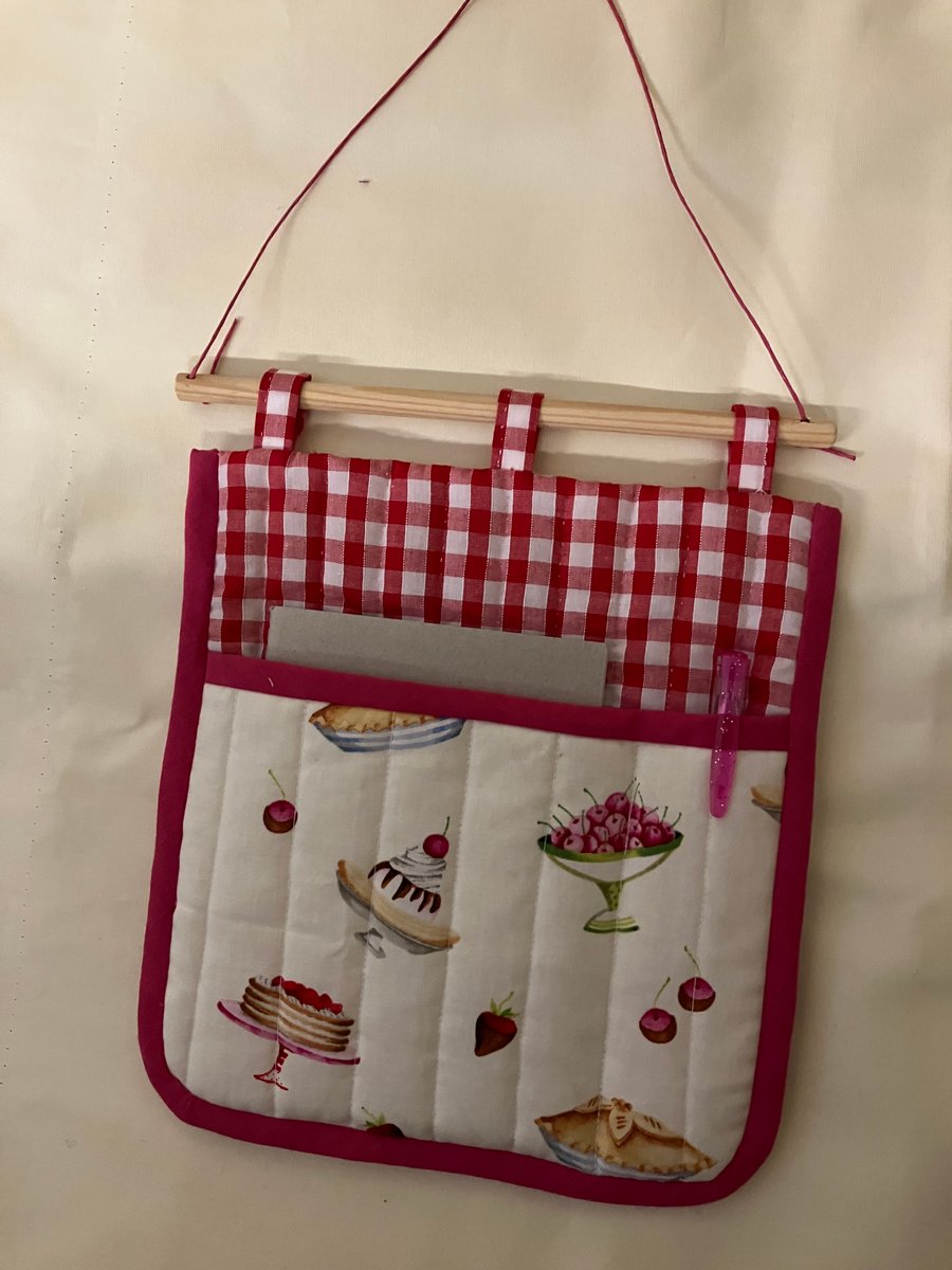 Hanging kitchen memo holder 