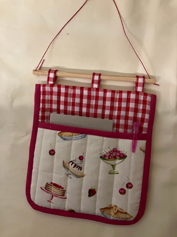 Hanging kitchen memo holder 