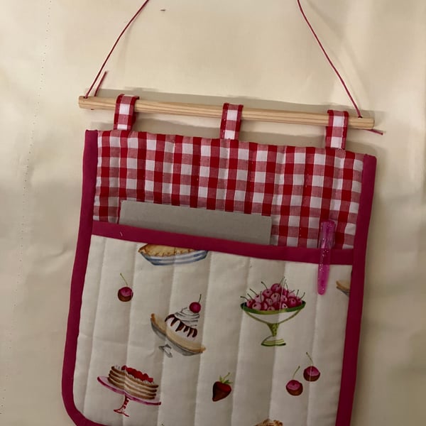 Hanging kitchen memo holder 