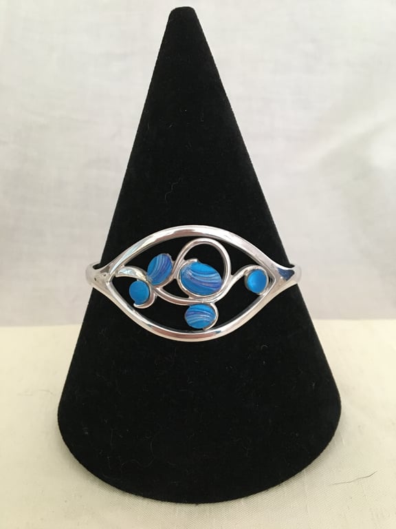Gorgeous Bangle with Vibrant Blue Colour Design