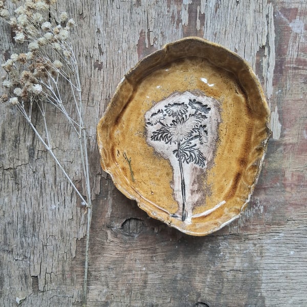 chamomile dish in cognac-stoneware