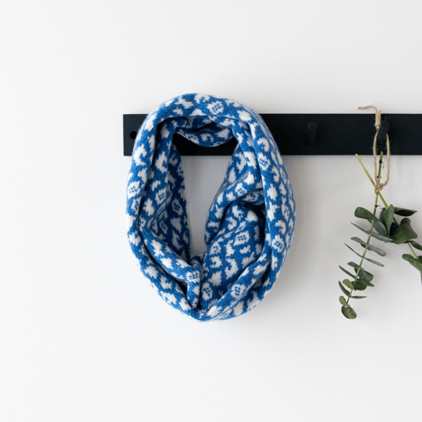 Leopard knitted cowl - river blue and white