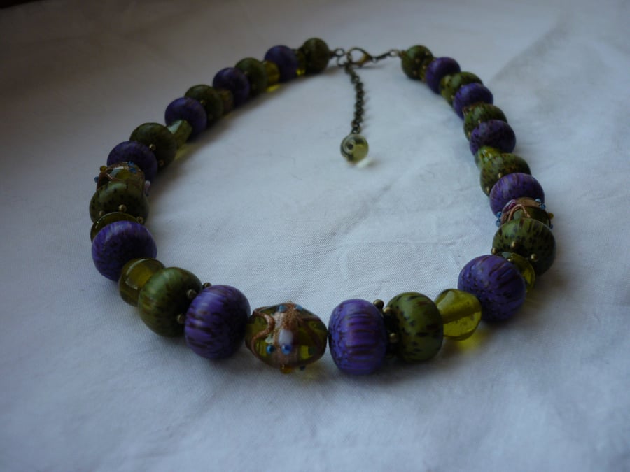 MOSS GREEN, PURPLE AND ANTIQUE BRONZE NECKLACE.  999