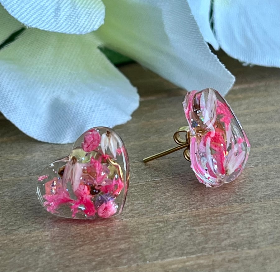 Pink floral heart resin stud earrings with real flowers