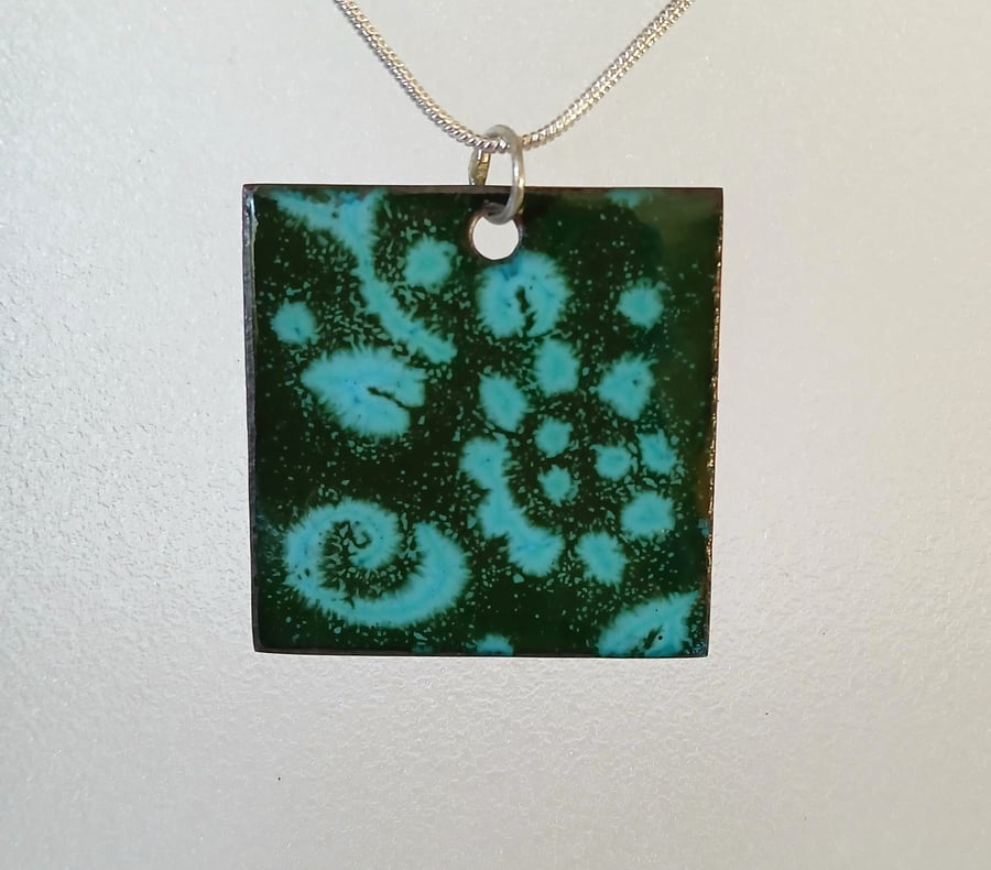 Green and jade enamelled pendant 083