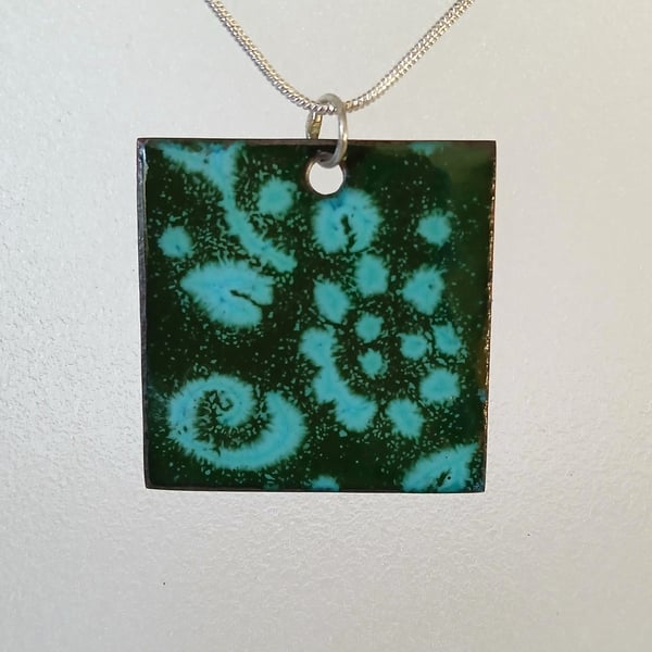 Green and jade enamelled pendant 083